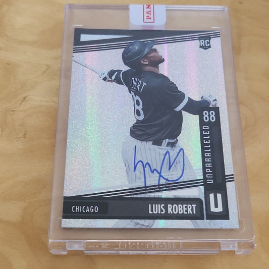 Panini Athentic Unparalleled Luis Robert RC Auto #4